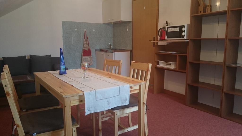 Apartment And Rooms Aracic Кореница Стая снимка