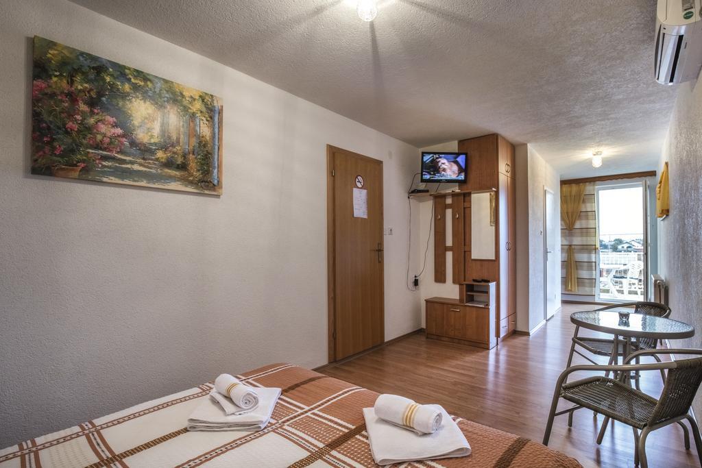 Apartment And Rooms Aracic Кореница Стая снимка