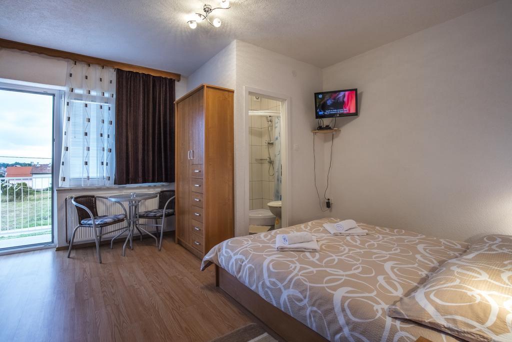 Apartment And Rooms Aracic Кореница Стая снимка