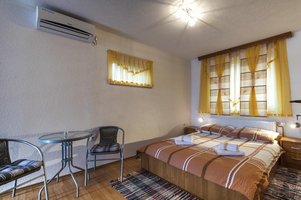 Apartment And Rooms Aracic Кореница Екстериор снимка