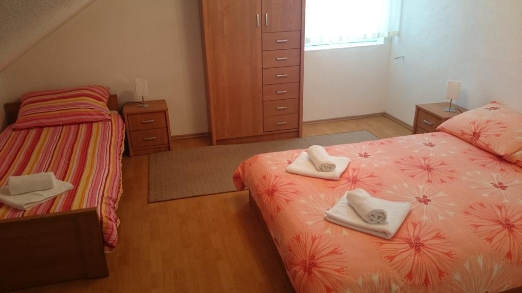 Apartment And Rooms Aracic Кореница Стая снимка