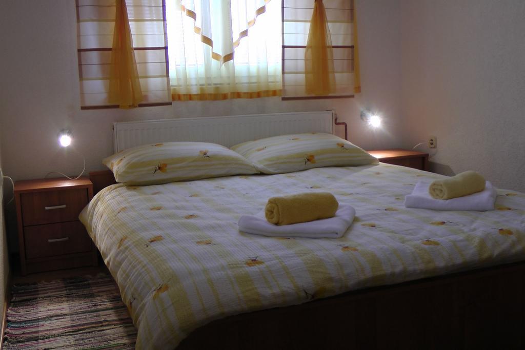 Apartment And Rooms Aracic Кореница Стая снимка